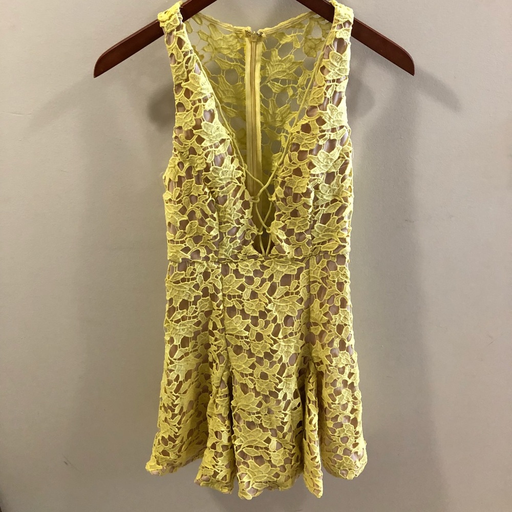 Lace mini dress Latiste by Amy